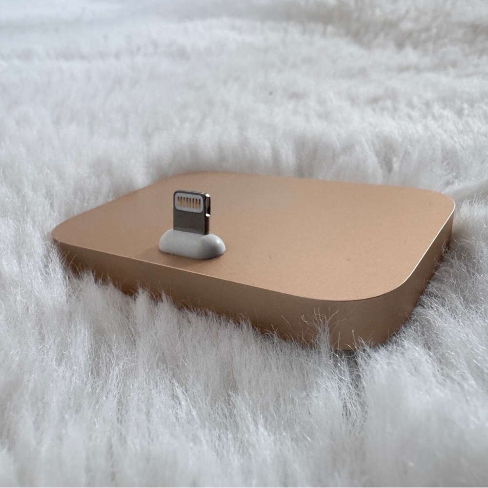 Apple iPhone Rose Gold Lightning Charging Dock - Picture 2 of 4